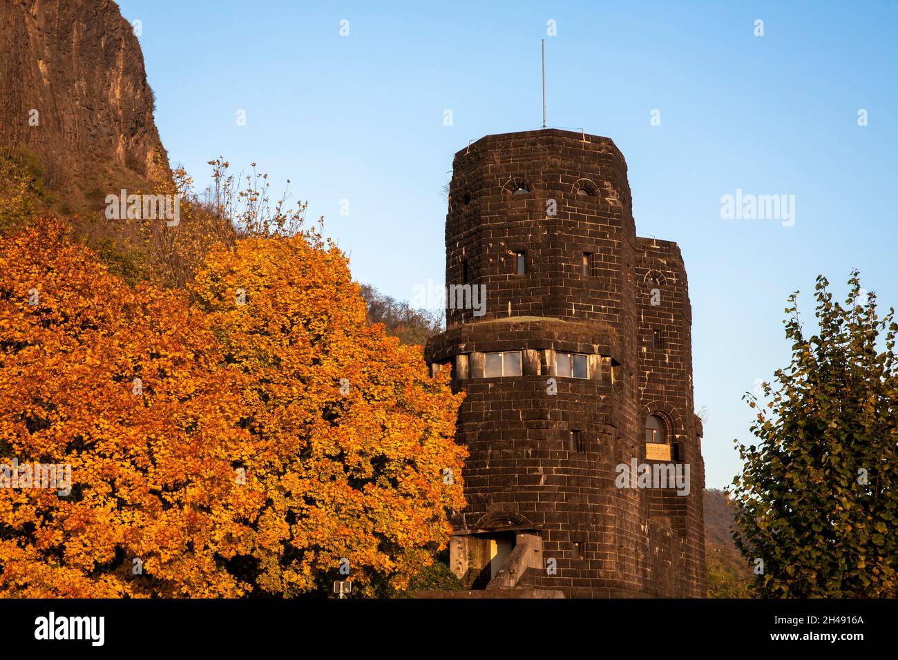 Resti della testa di ponte dell'ex ponte di Remagen (ponte Ludendorff) sotto l'Erpeler Ley, Erpel, Renania-Palatinato, Germania. Rete de Foto Stock