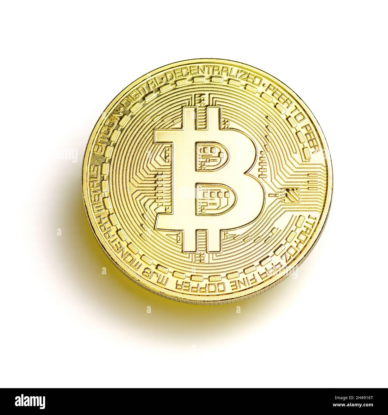Il primo piano della moneta di bitcoin d'oro passa sopra lo sfondo bianco la vista dall'alto. Concetto di moneta virtuale e di cripto-valuta digitale. Foto Stock