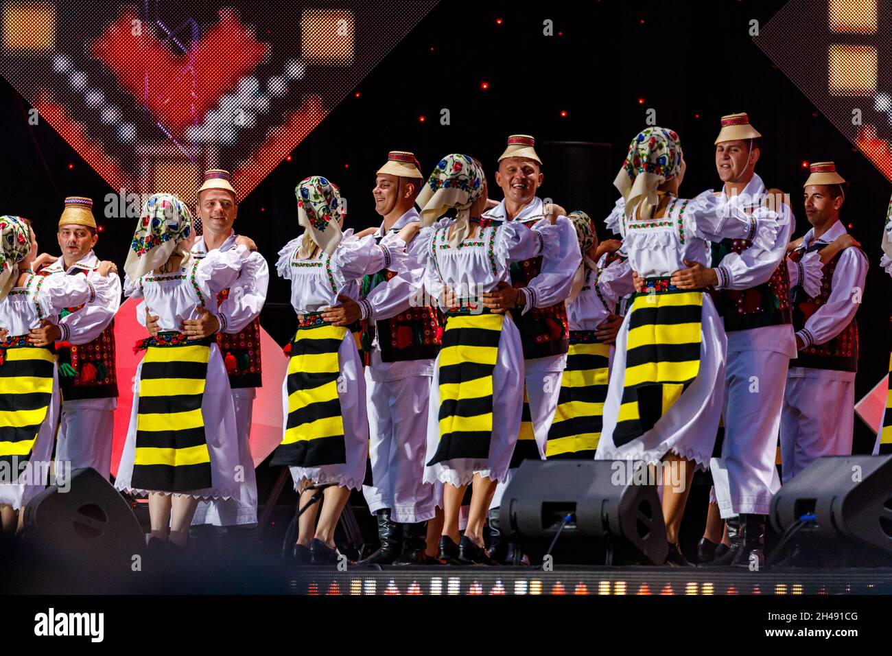 Popolo rumeno in abito folclorico al festival folcloristico di Sibiu in Romania, 07 agosto 2021 Foto Stock