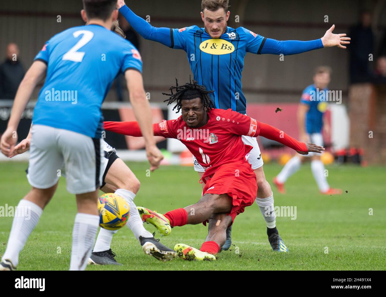 Harrow Borough Joseph Otudeko durante la partita Southern League Premier South tra Harrow Borough e Wimborne Town al Rogers Family Stadium di Londra, Inghilterra, il 23 ottobre 2021. Foto di Andrew Aleksiejczuk. Foto Stock