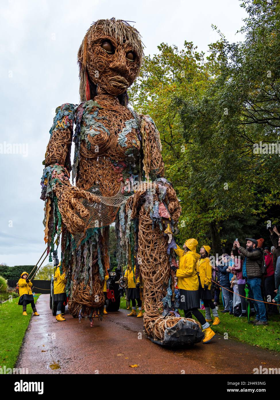 Persone che guardano l'evento teatrale Giant puppet Storm, materiali riciclati in forma, al Royal Botanic Garden, Edimburgo, Scozia, Regno Unito Foto Stock