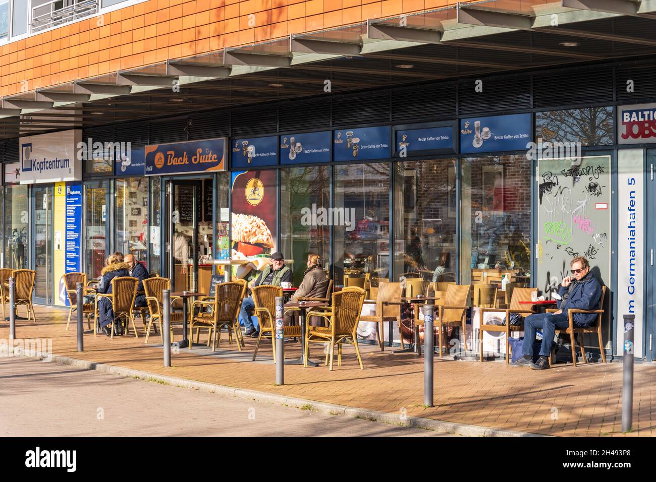 Straßenkaffee im Kieler Hafenbereich an einem sonnigen Herbsttag Foto Stock
