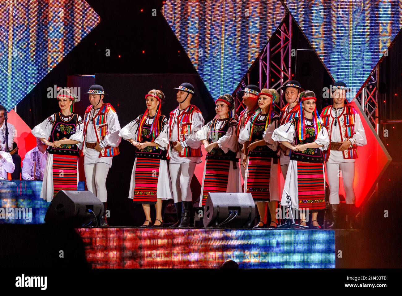 Popolo rumeno in abito folclorico al festival folcloristico di Sibiu in Romania, 07 agosto 2021 Foto Stock