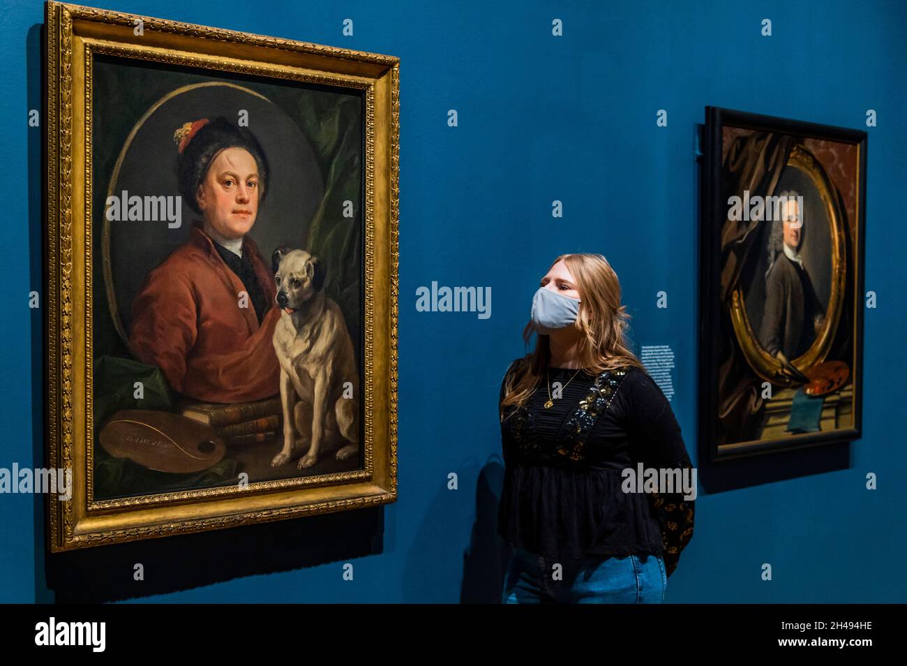 Londra, Regno Unito. 1 novembre 2021. The Painter and His Pug, 1745 - Hogarth & Europe at Tate Britain. Una nuova mostra presenta William Hogarth (1697-1764), uno dei pittori più famosi della Gran Bretagna, in una nuova luce. Il suo lavoro viene mostrato insieme ad artisti di tutto il continente, confrontando il modo in cui Hogarth ha raffigurato Londra con il modo in cui altri artisti hanno catturato le città europee. Credit: Guy Bell/Alamy Live News Foto Stock