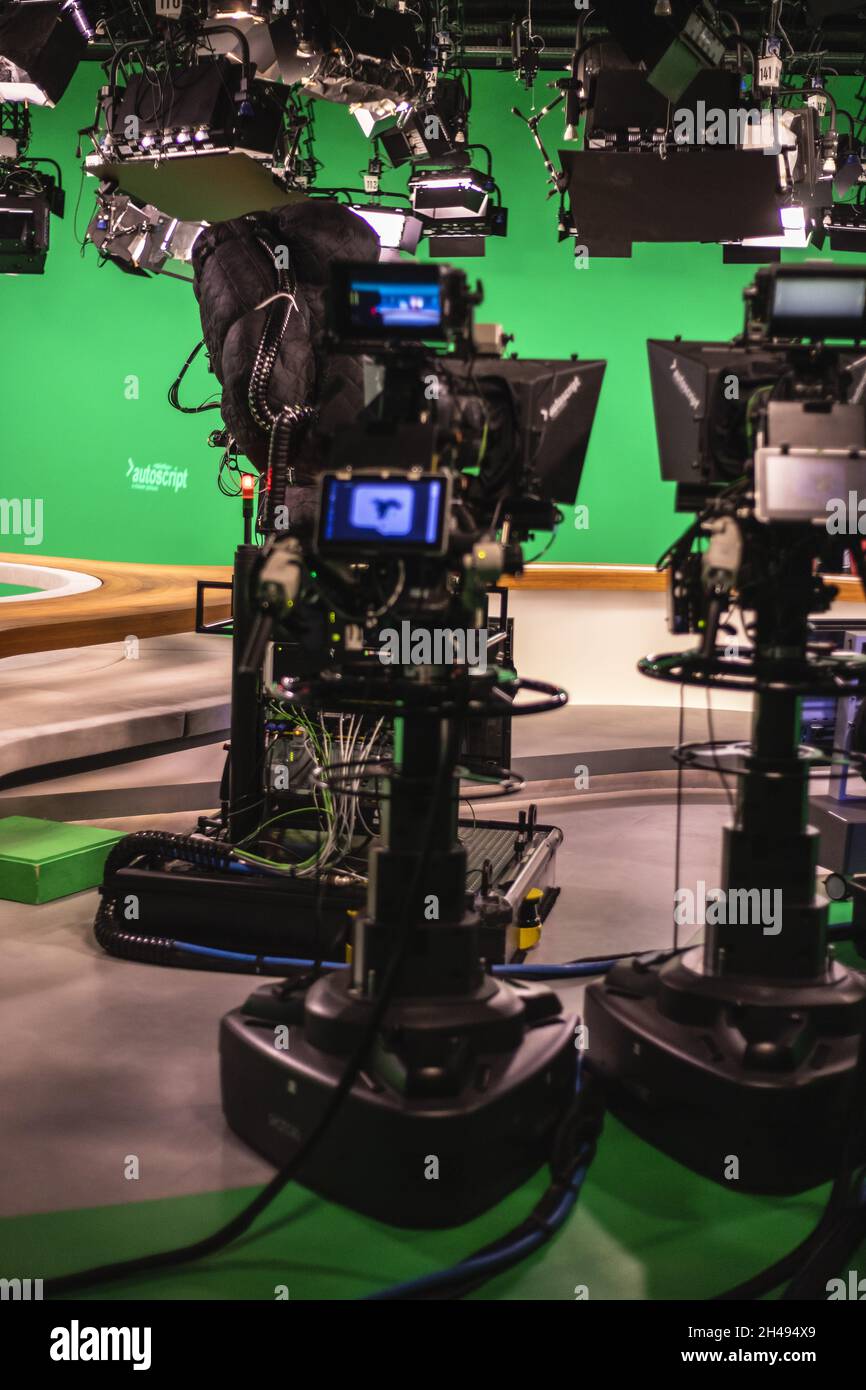Scatto verticale di uno studio televisivo con telecamere e luci  professionali Foto stock - Alamy