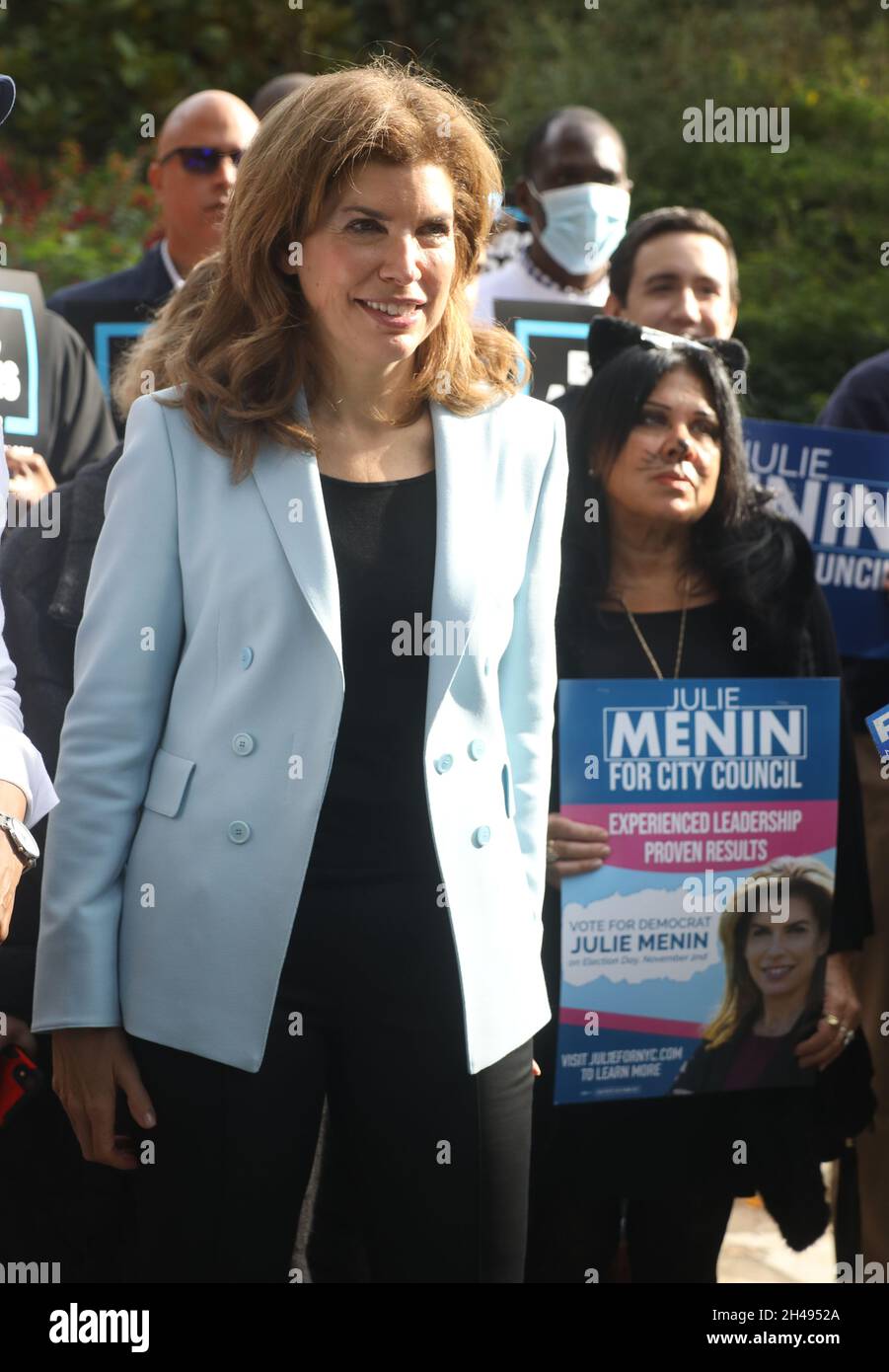 New York, New York, Stati Uniti. 31 ottobre 2021. IL candidato democratico del Consiglio comunale JULIE MENIN partecipa ad un raduno di campagna tenutosi al Parco Carl Schurz. (Credit Image: © Nancy Kaszerman/ZUMA Press Wire) Foto Stock