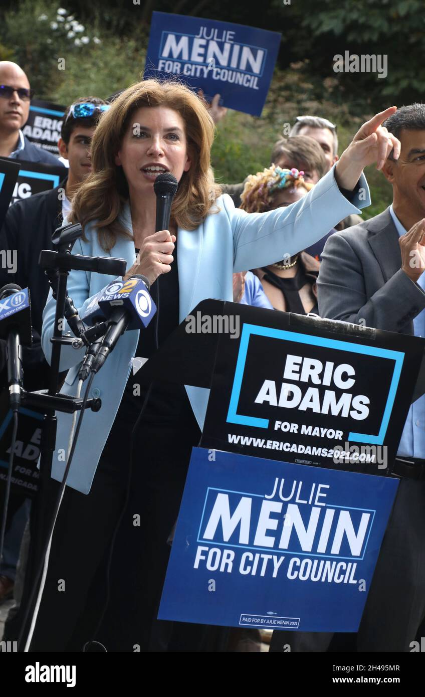 New York, New York, Stati Uniti. 31 ottobre 2021. IL candidato democratico del Consiglio comunale JULIE MENIN partecipa ad un raduno di campagna tenutosi al Parco Carl Schurz. (Credit Image: © Nancy Kaszerman/ZUMA Press Wire) Foto Stock