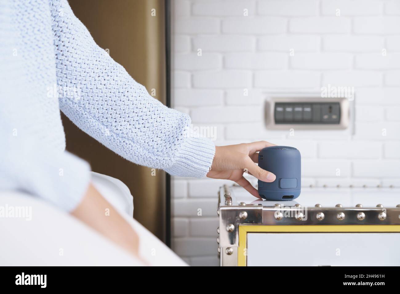 primo piano su speaker wireless portatile in mano sul tavolo, speaker con nuova tecnologia facile da usare Foto Stock