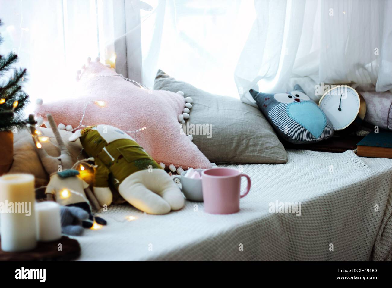 Decorazione di Natale a casa. Umore di nuovo anno. Inverno accogliente. Foto Stock