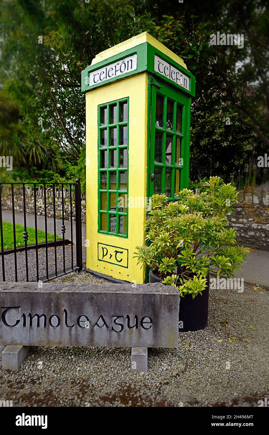 Chiosco del telefono vecchio stile, usato come showpiece in Timoleague Village Co. Cork Irlanda Foto Stock