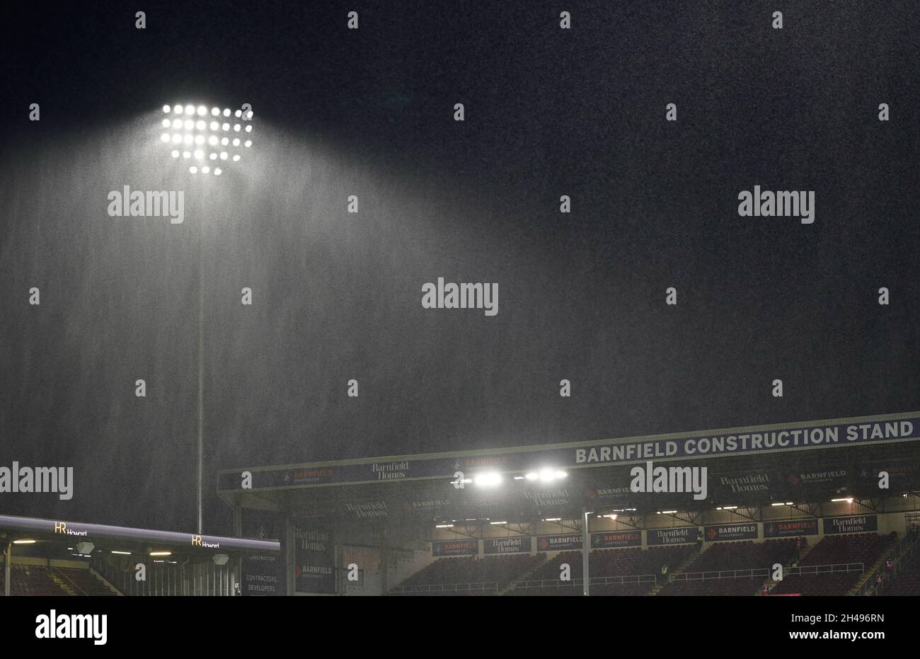 Vista generale della pioggia pesante che cade sul Turf Moor Stadium prima della partita: Foto di Steve Flynn/AHPIX.com, Calcio: Carabao Cup quarto turno matc Foto Stock