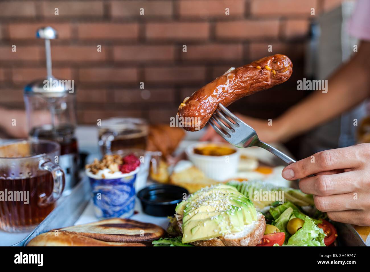 Una deliziosa colazione a base di salsiccia al mattino per una giornata intensa. Foto di alta qualità Foto Stock