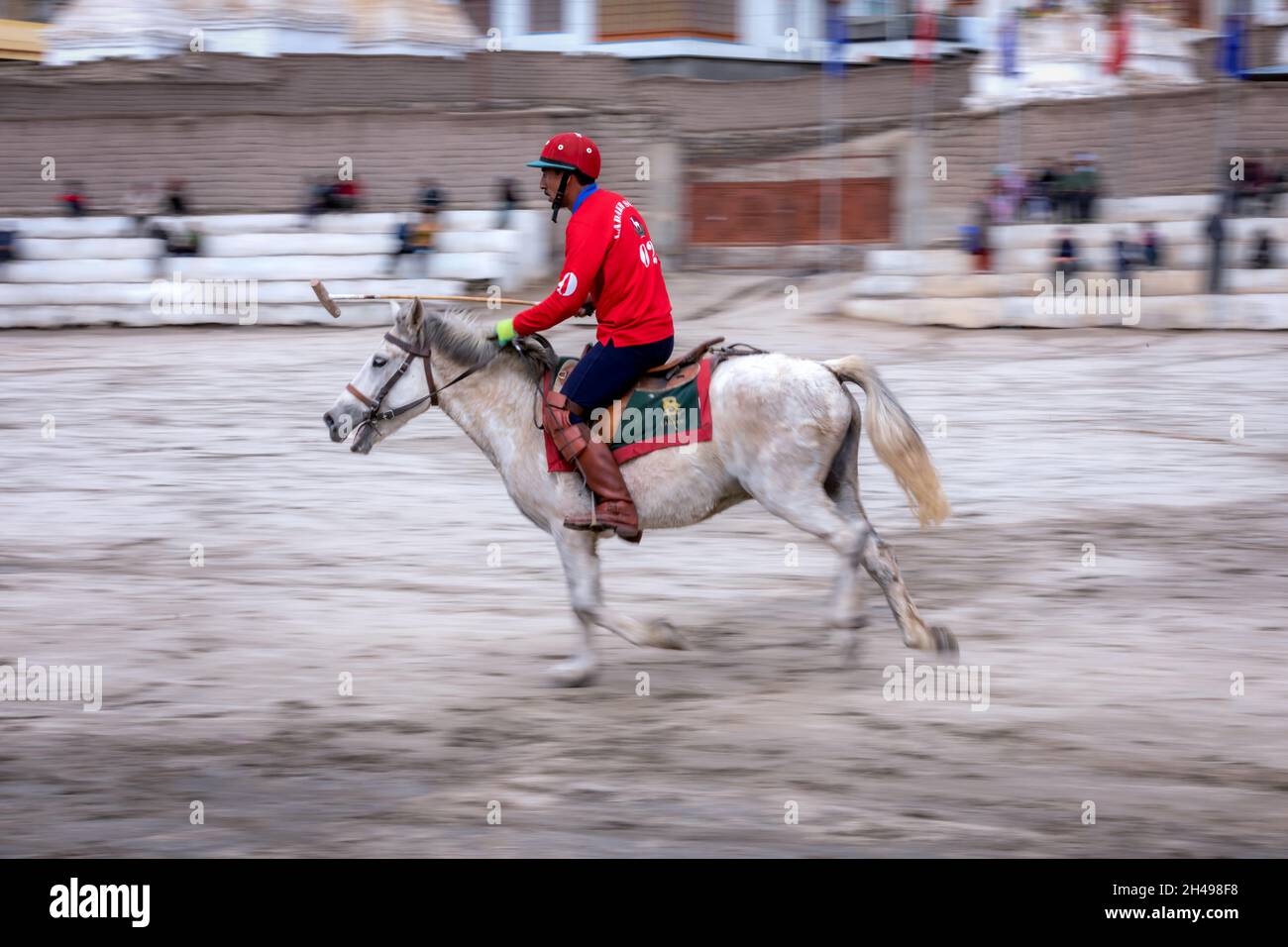 Un pilota durante una partita di polo a Leh, Ladakh, India Foto Stock