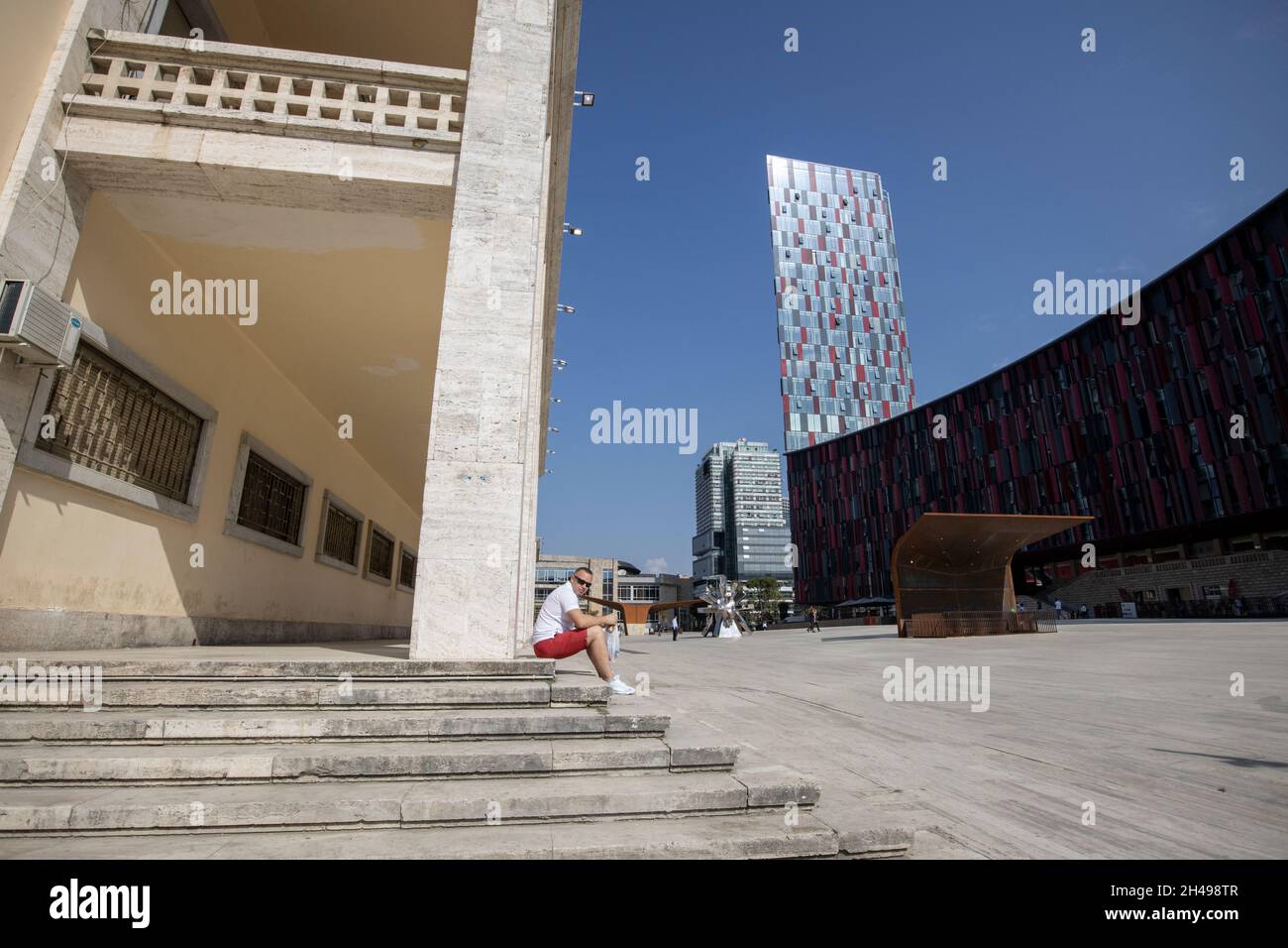 La vita quotidiana a Tirana, la capitale dell'Albania, conosciuta per la sua colorata architettura ottomana-fascista e sovietica, i Balcani, l'Europa sudorientale. Foto Stock