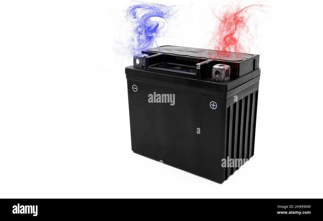 Una batteria ciclomotore isolata generica, che illustra il polo positivo e  negativo con fumo rosso e blu, sfondo bianco Foto stock - Alamy