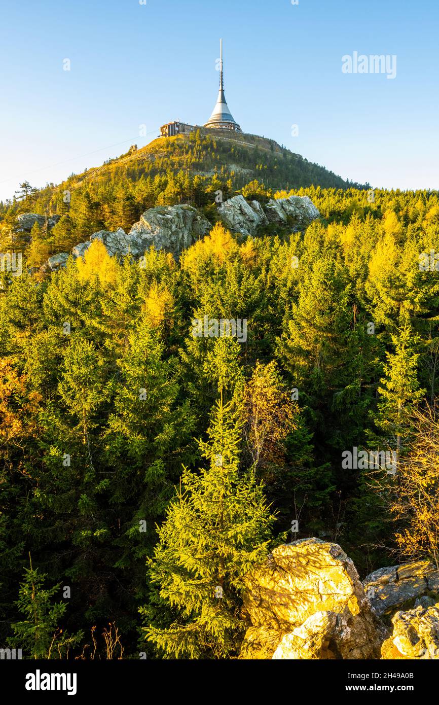 Virive Rocks e Jested Mountain in autunno Foto Stock