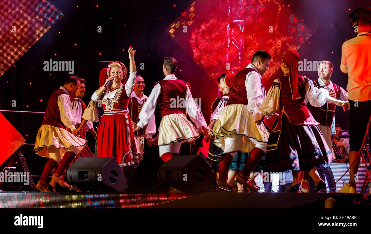 Popolo rumeno in abito folclorico al festival folcloristico di Sibiu in Romania, 07 agosto 2021 Foto Stock