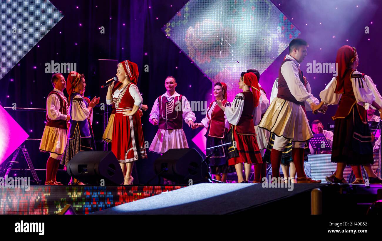 Popolo rumeno in abito folclorico al festival folcloristico di Sibiu in Romania, 07 agosto 2021 Foto Stock