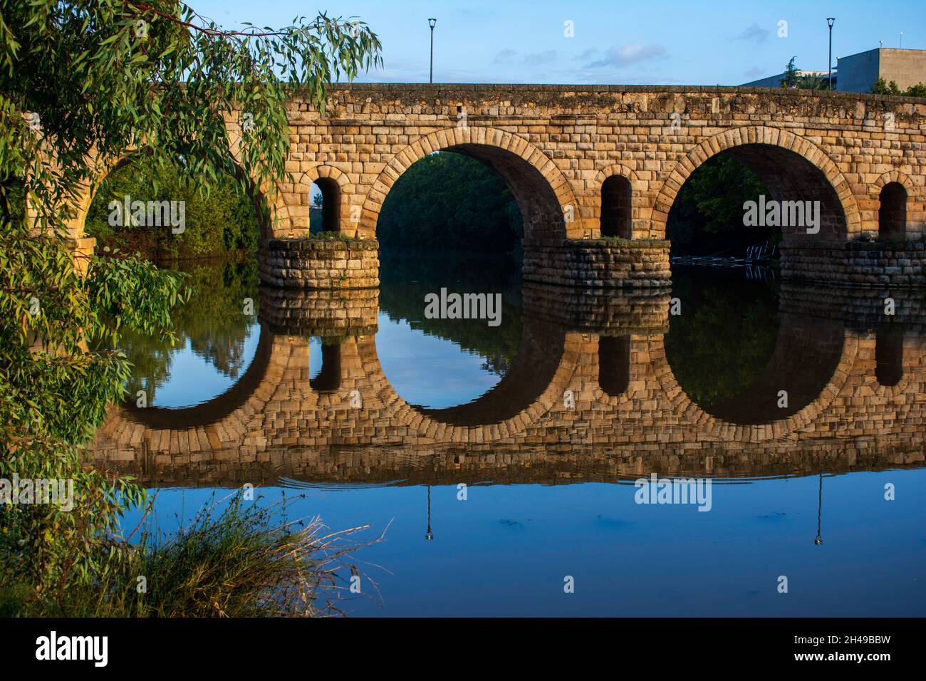 Puente Romano sul Rio Guadiana. Mérida, Spagna. Foto Stock