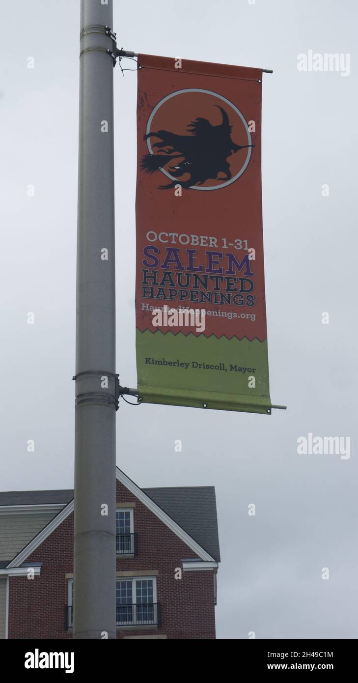 11 ottobre 2021 USA Salem, Massachusetts. Banner pubblicitari le celebrazioni del mese culminano su Halloween. Foto Stock