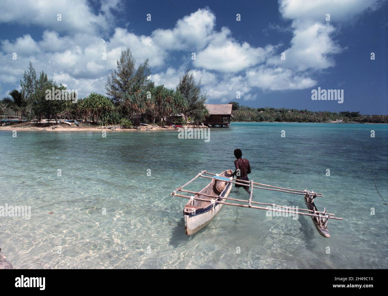 Vanuatu. Espirituu Santo. Le Lagon. Uomo locale con canoa Outrigger. Foto Stock