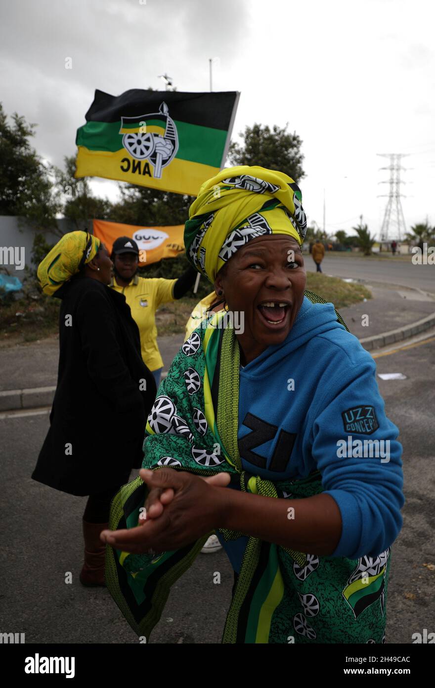 I sostenitori del Congresso Nazionale Africano (ANC) al potere ballano fuori di una stazione di voto durante le elezioni comunali nella cittadina di Khayelitsha a Città del Capo, Sudafrica, 1 novembre 2021. REUTERS/Mike Hutchings Foto Stock