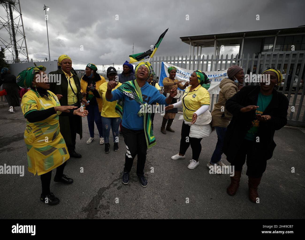 I sostenitori del Congresso Nazionale Africano (ANC) al potere ballano fuori di una stazione di voto durante le elezioni comunali nella cittadina di Khayelitsha a Città del Capo, Sudafrica, 1 novembre 2021. REUTERS/Mike Hutchings Foto Stock