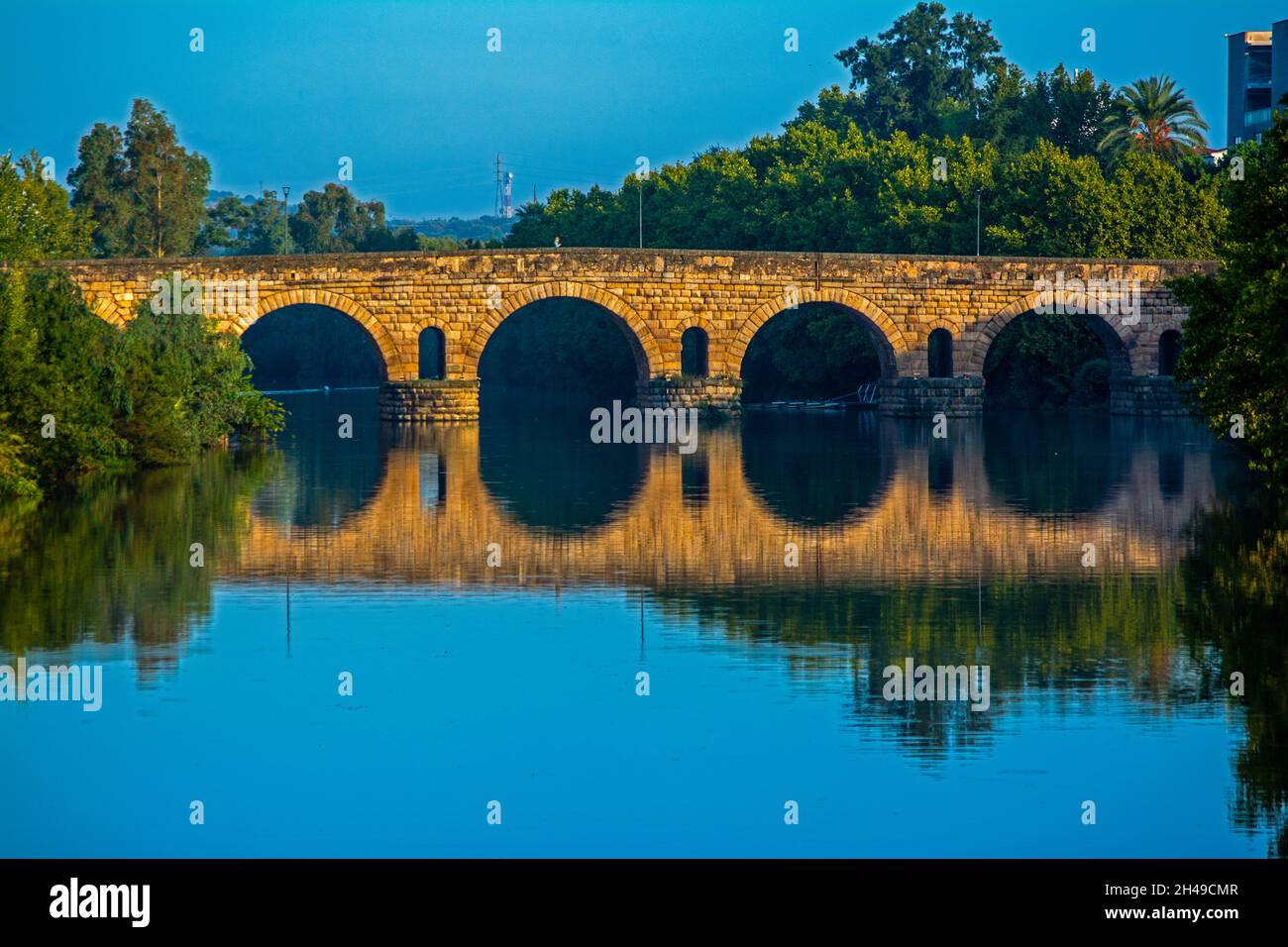 Imponente Ponte Romano sul Rio Guadiana. Mérida, Estremadura, Spagna. Foto Stock