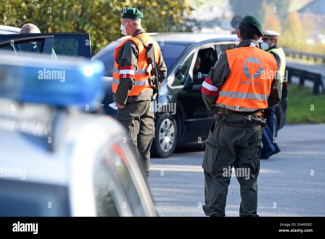 Ausreisekontrollen aus Corona-Hochinzidenz-Risikogebiet Gmunden durch Bundesheer und Polizei, Österreich, Europa - uscite dai controlli della corona alta Foto Stock