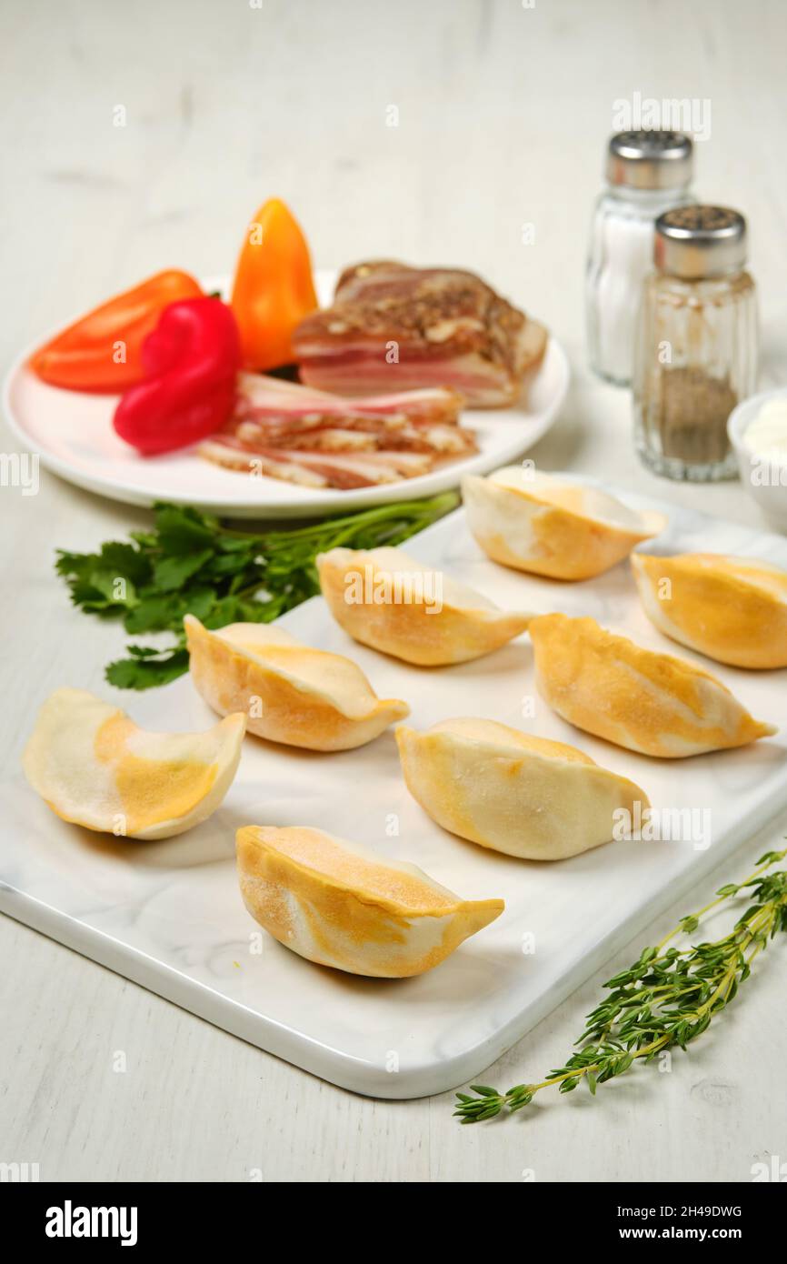 Gnocchi surgelati con pancetta e purè di patate Foto Stock