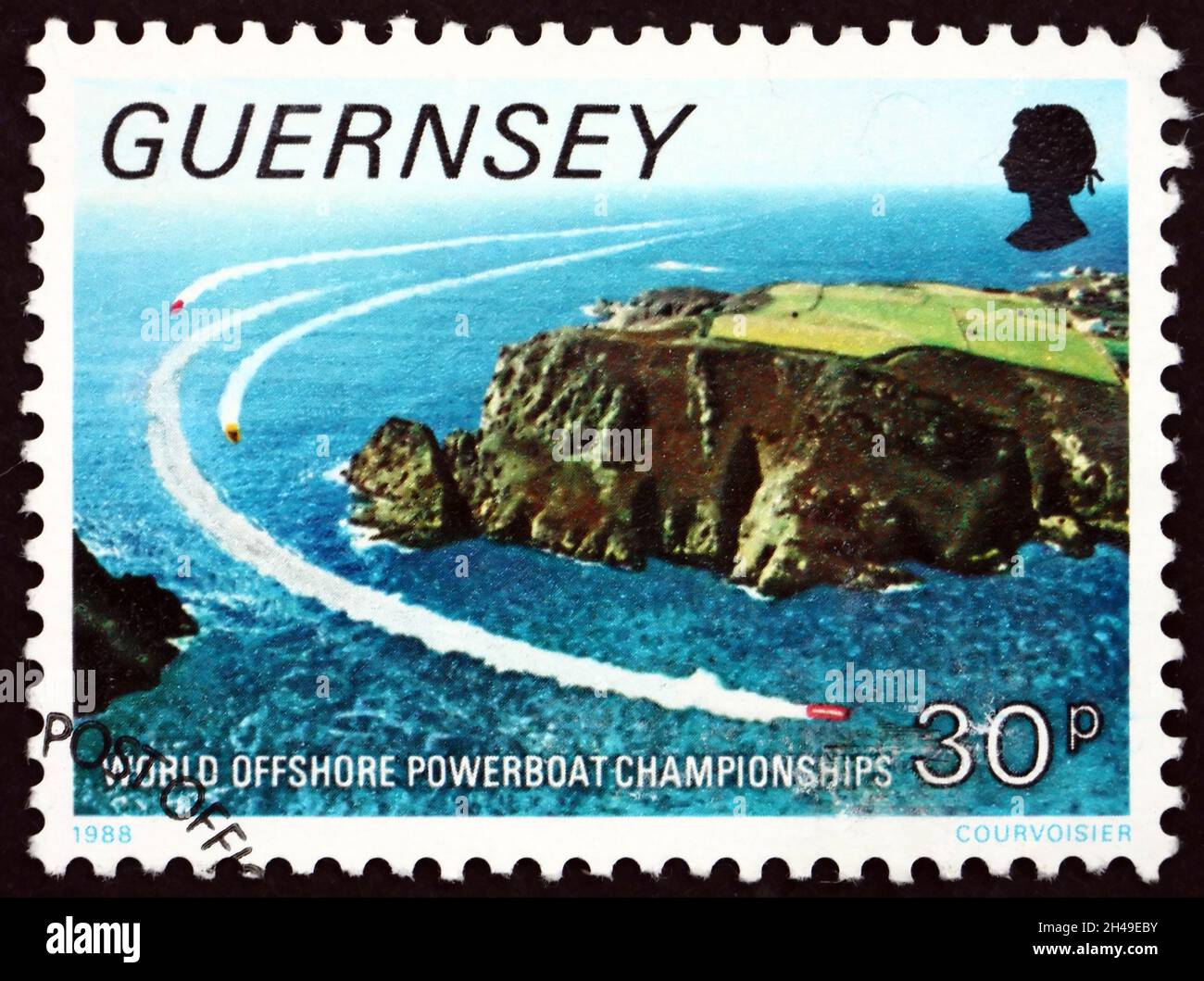 BAILIWICK OF GUERNSEY - CIRCA 1988: Un francobollo stampato a Guernsey dedicato ai Campionati mondiali di motoscafi offshore del 1988, le barche che Racing attraverso Gouliot Foto Stock