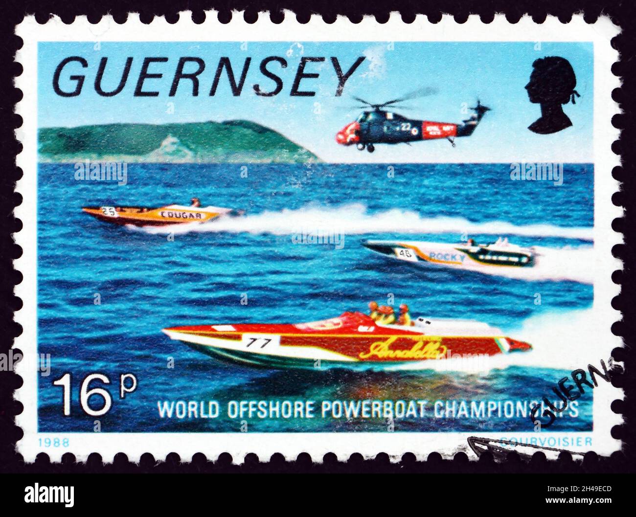 BAILIWICK OF GUERNSEY - CIRCA 1988: Un francobollo stampato a Guernsey dedicato ai Campionati mondiali di motoscafi offshore del 1988, alle barche da corsa e alla Royal Navy Foto Stock