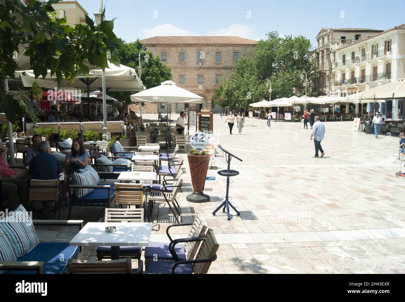 Naflio - Grecia - Maggio 25 2018 : turisti e vacanzieri al marciapiede caffè in elegante costituzione piazza aspetto paesaggio girato Foto Stock