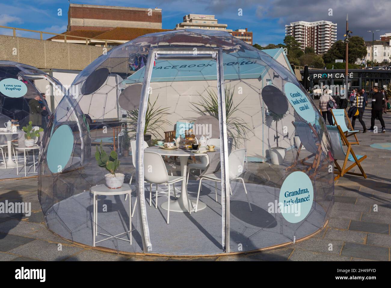 Campagna Facebook Portal con attivazione iper-locale a Bournemouth, Dorset Regno Unito nel mese di ottobre Foto Stock