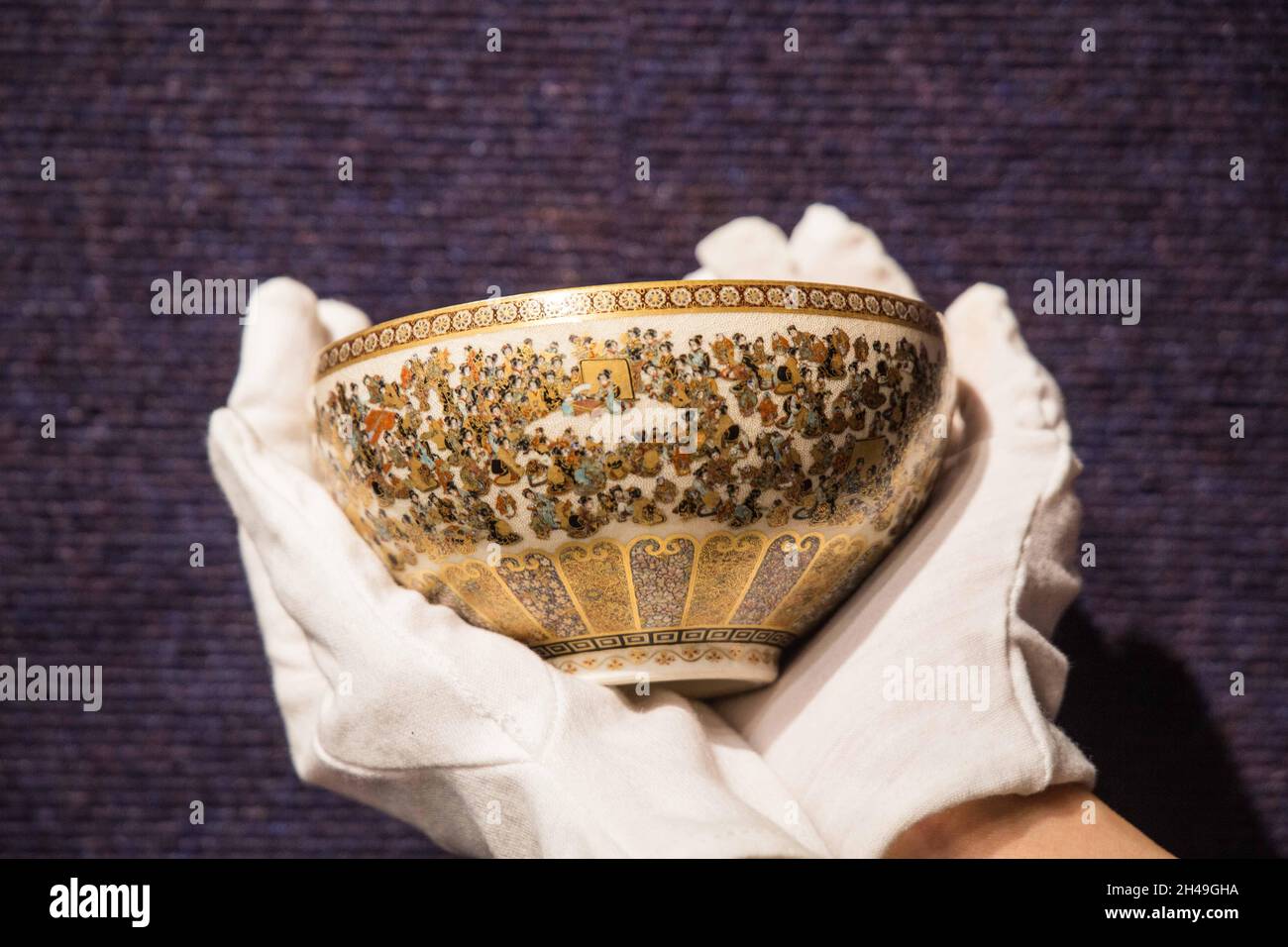 London UK 01 November 2021 A fine Satsuma Bowl by Yabu Meizan ,Meiji era (1868-1920 ,finemente decorato in smalto e dorato Bowl Est £6,000-11,000. Paul Quezada-Neiman/Alamy Live News Foto Stock