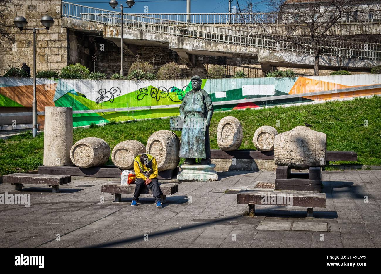 Budapest, Ungheria, marzo 2020, vista della statua di bronzo di un venditore di vino e botti di pietra calcarea di Imre Varga in Piazza Boraros Foto Stock
