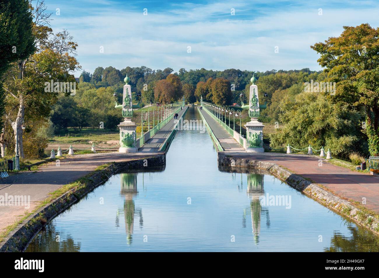 L'acquedotto di Briare nel centro della Francia porta un canale sul fiume Loira durante il suo viaggio verso la Senna. Foto Stock