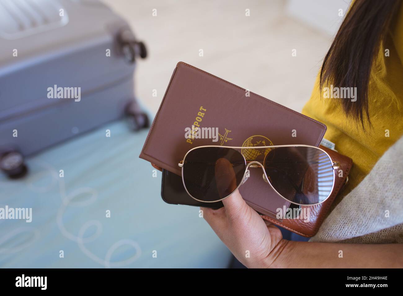 Mani di donna asiatica che preparano documenti e bicchieri per i viaggi Foto Stock