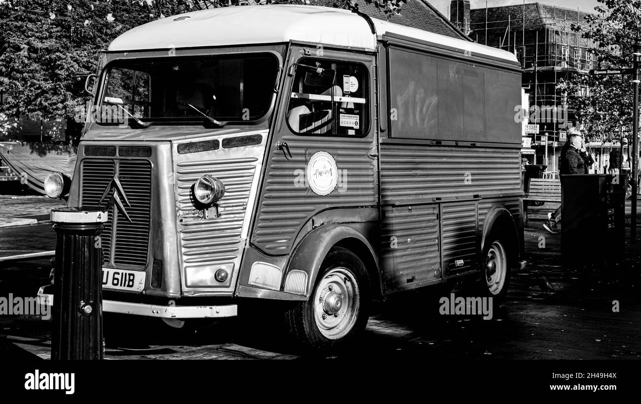 Epsom Surrey London, Octoober 31 2021, Black and White Image Vintage Citroen HY ha convertito il furgone per camion alimentare in un mercato all'aperto Foto Stock