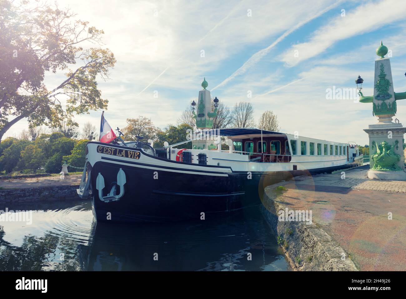 Houseboat attraversando l'acquedotto di Briare nel centro della Francia, whichtrasporta un canale sul fiume Loira durante il suo viaggio verso la Senna. Foto Stock