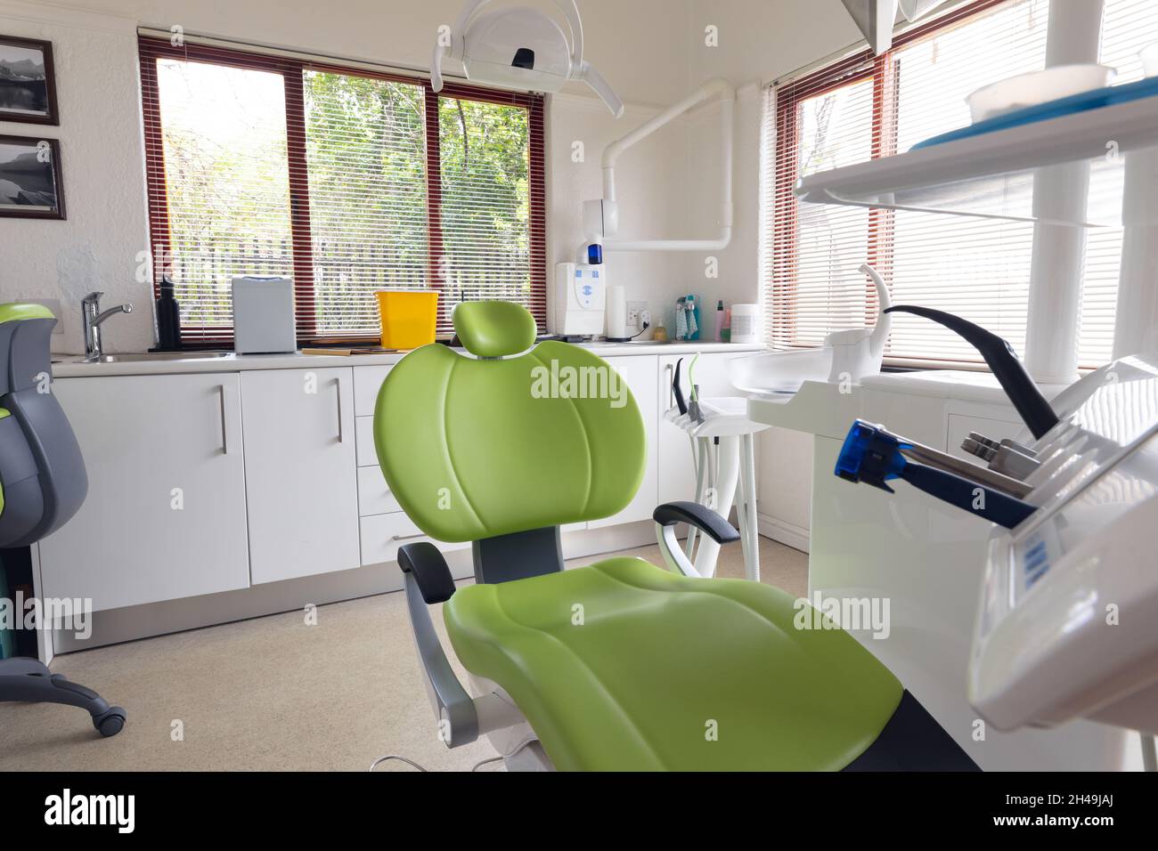 Interno di una moderna clinica dentale vuota con sedia dentale e strumenti Foto Stock