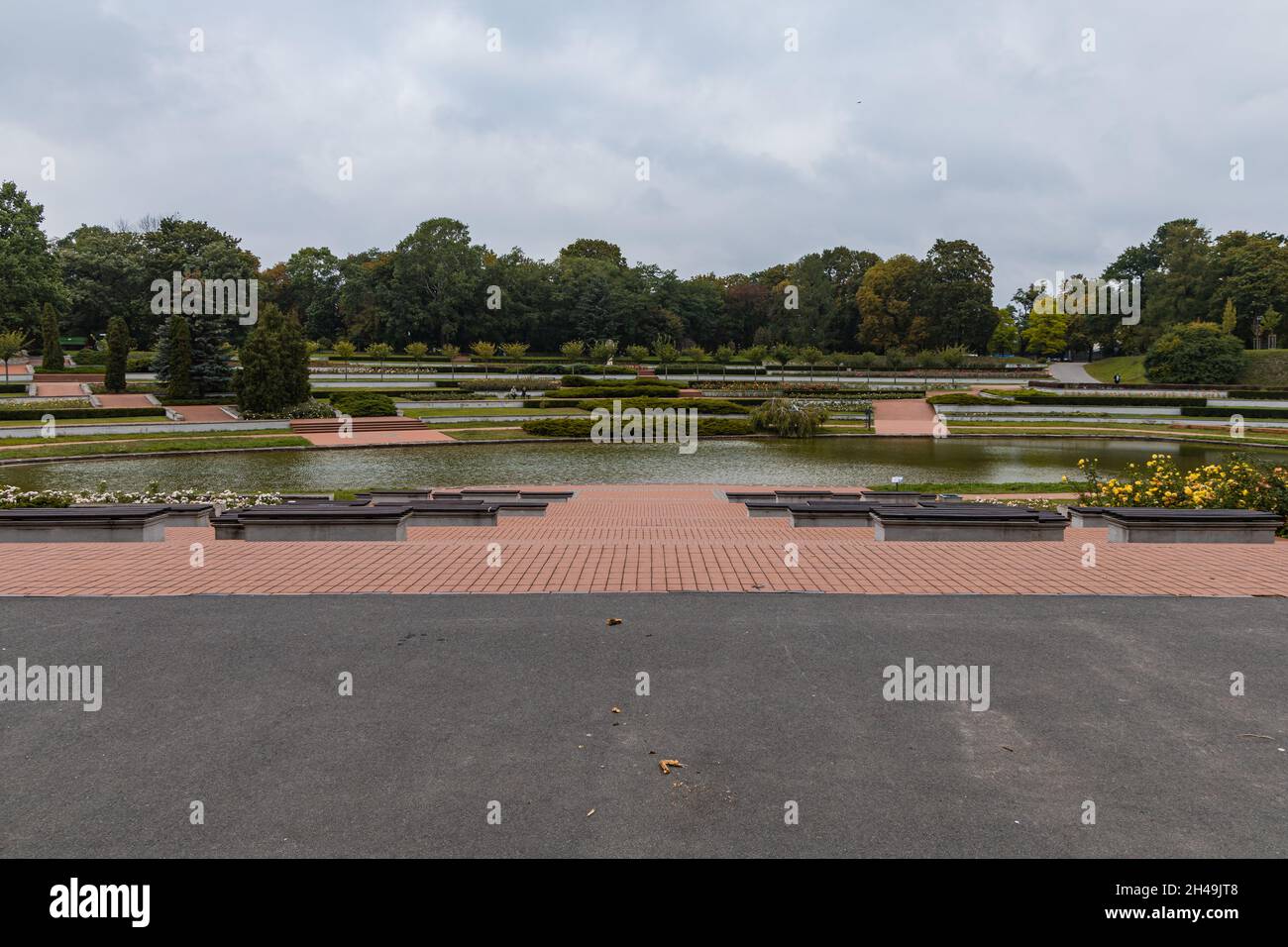 Piccolo lago e rosarium nel parco di Cytadela in autunno Foto Stock