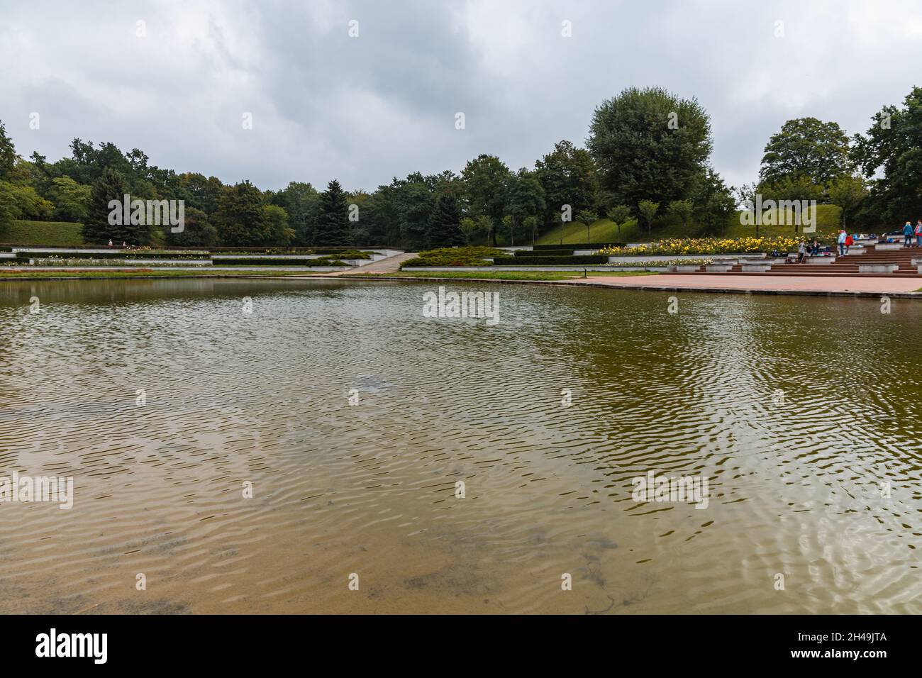 Piccolo lago e rosarium nel parco di Cytadela in autunno Foto Stock