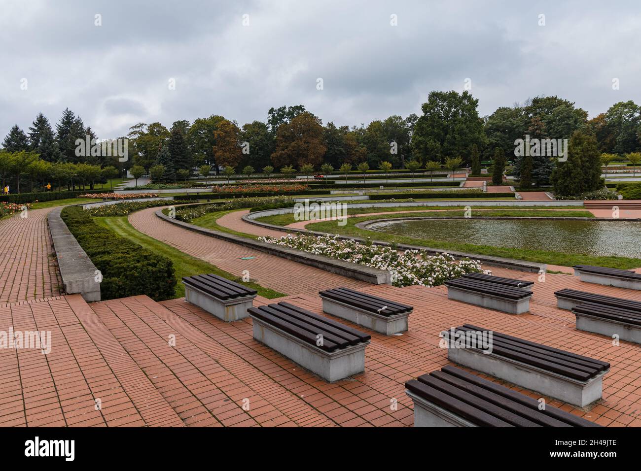 Piccolo lago e rosarium nel parco di Cytadela in autunno Foto Stock