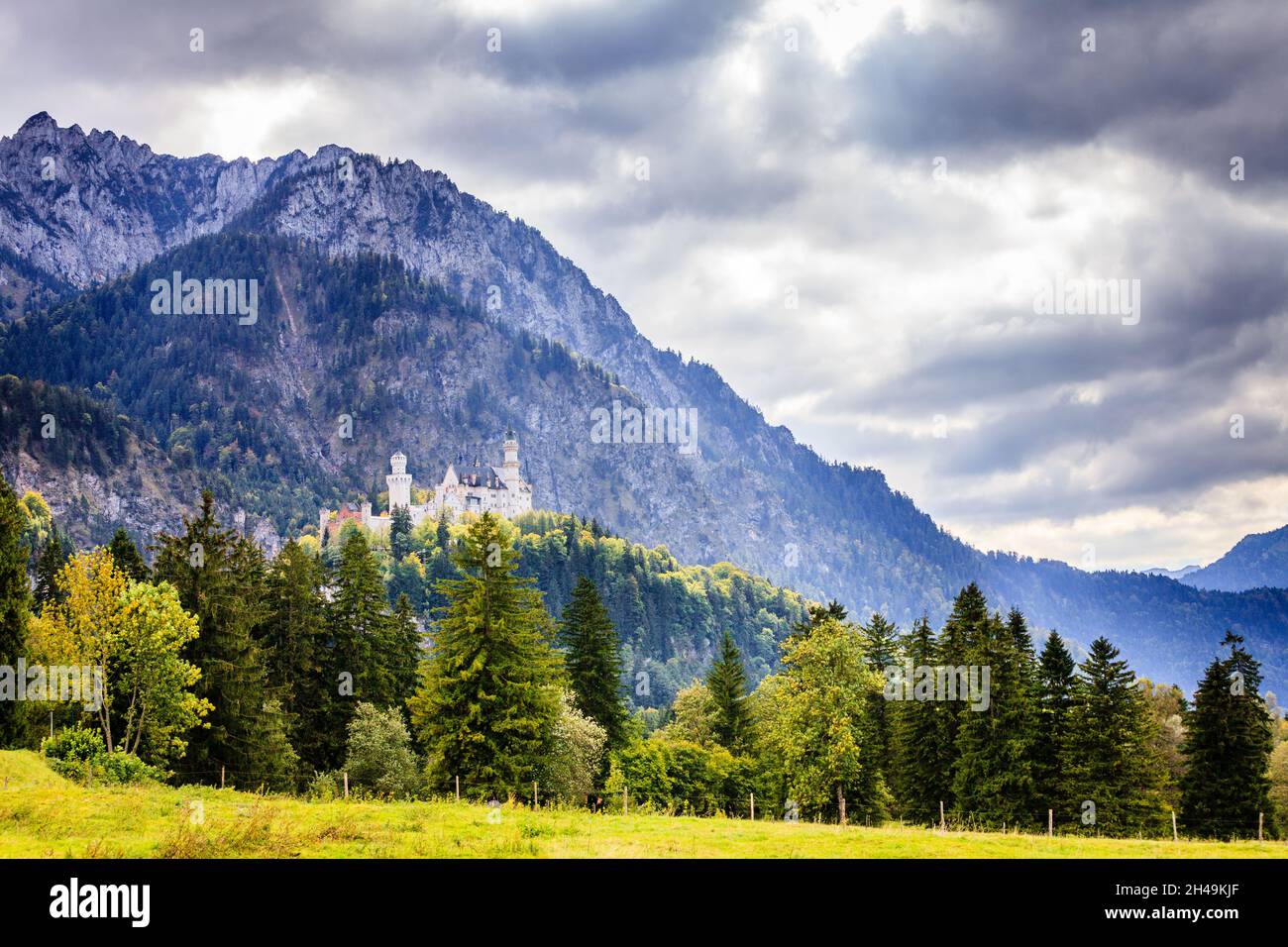 Vista sul Castello di Neuschwanstein e sulle montagne circostanti in Baviera Foto Stock