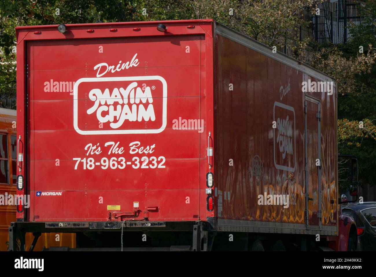 Un camion di consegna per Mayim Chaim Beverages, un'azienda Bronx che vende bevande Kosher. Su Bedford Avenue a Williamsburg, Brooklyn, New York. Foto Stock