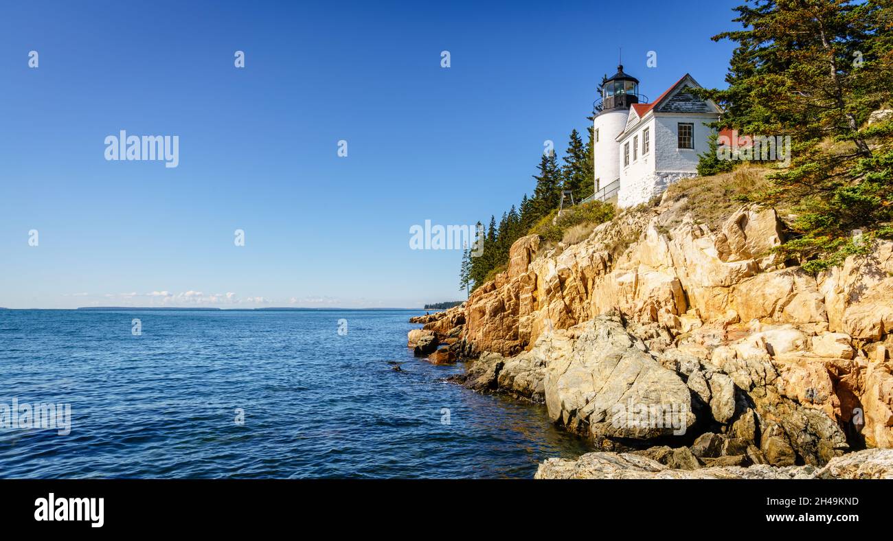 Vista panoramica del faro di Bass Harbor Head nell'Acadia National Park, Maine Foto Stock