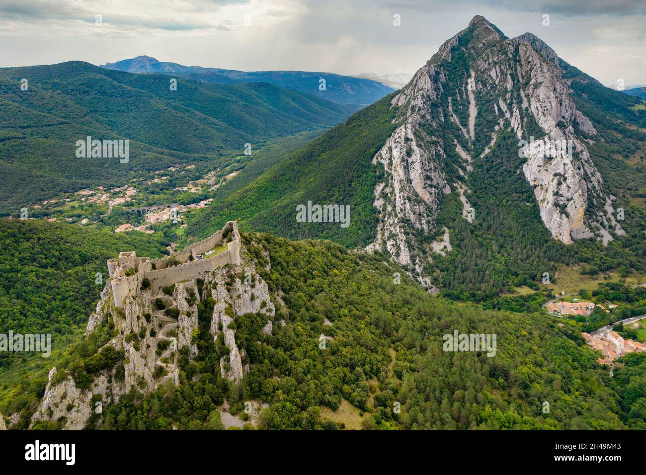 Scatto aereo che mostra il castello medievale Puilaurens e il monte Canigou nella montagna delle Pirrenee, Francia Foto Stock