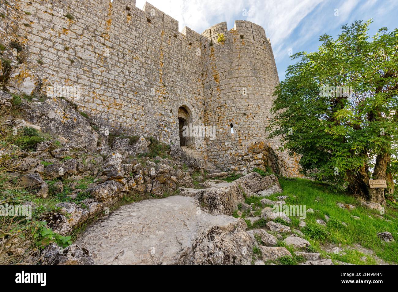 Scale e l'ingresso delle rovine del castello medievale Peyrepertuse in Francia. Foto Stock