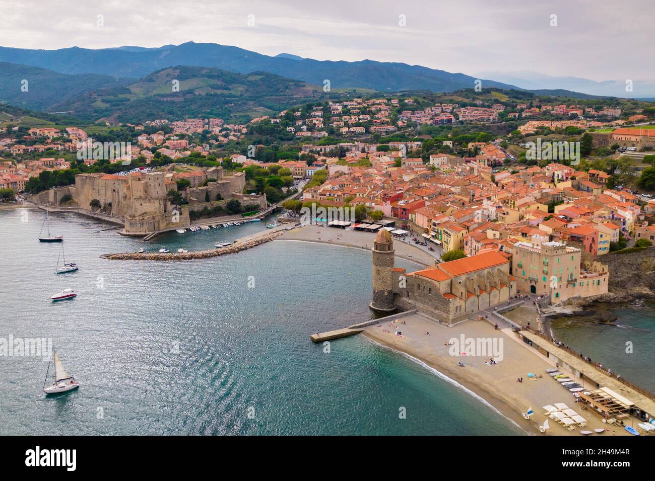 Scatto aereo del vecchio villaggio e porto di Collioure nel Mediterraneo, a sud della Francia Foto Stock